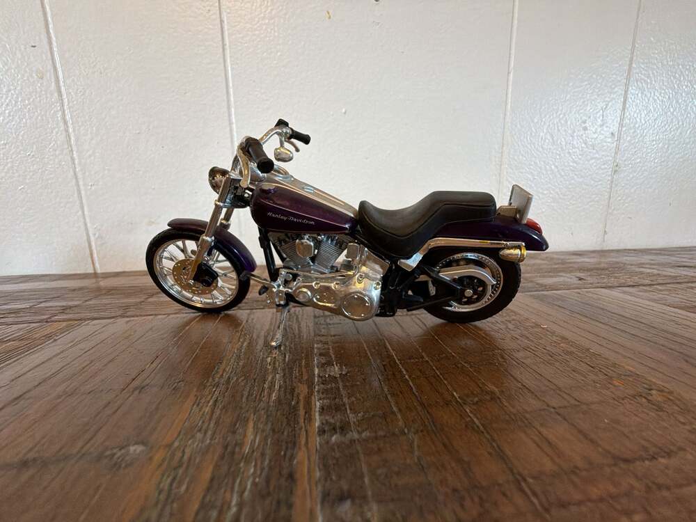 Maisto 1/18 Scale 2002 Harley-Davidson FXSTD Softail Deuce Diecast Motorcycle